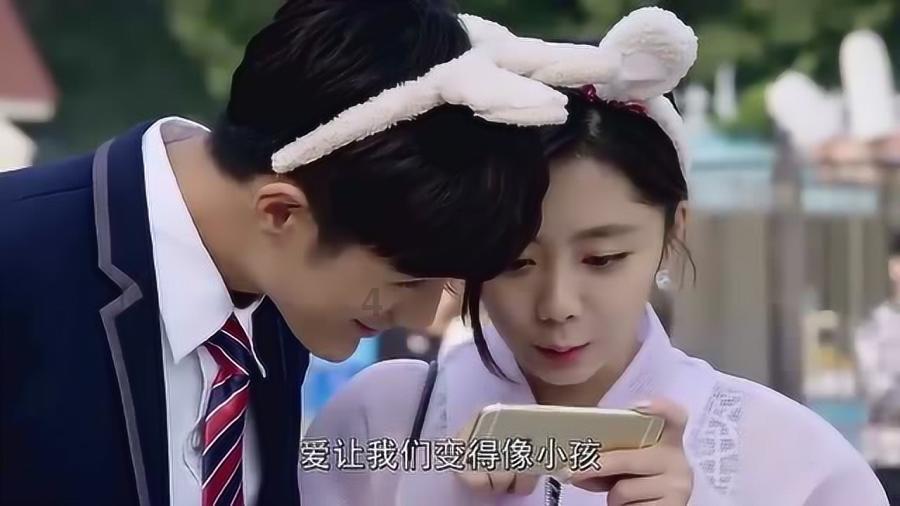 三轮车逆行剐蹭到了小车，大妈跪地求饶，车主该心软吗？游戏画面