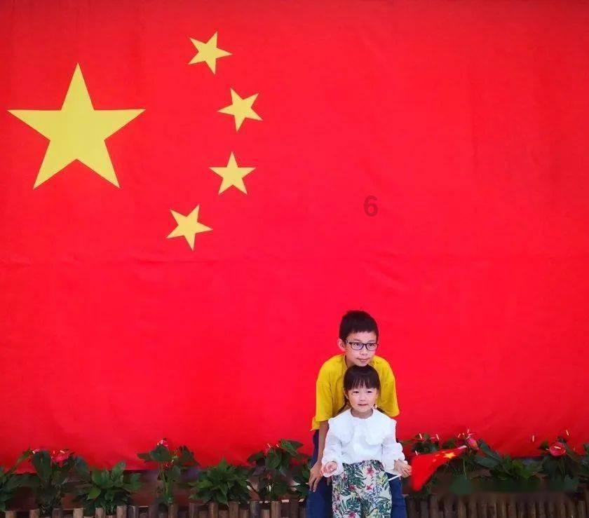 白色露肩T恤搭配格子百褶裙，青春靓丽的美丽搭配，你觉得怎么样？