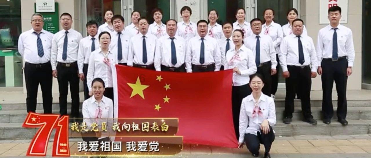度假的时尚女孩