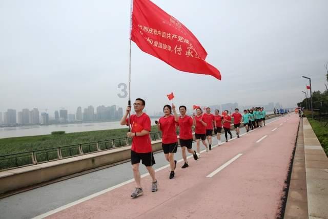 如果你想送女友礼物，你会当面送给她吗？游戏画面