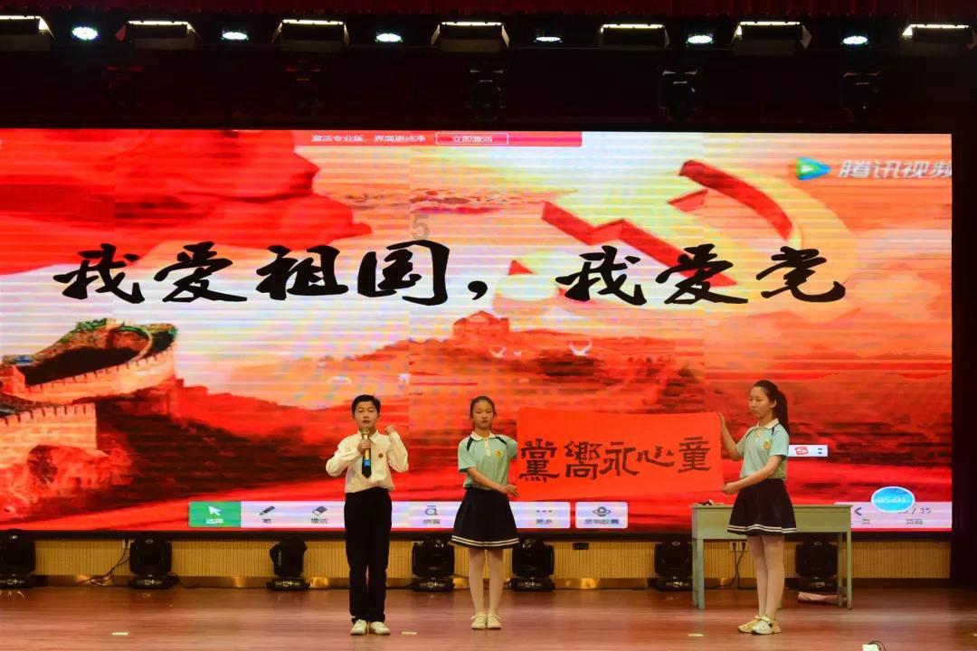 聚会时，老板叫你把白酒倒进桌上的小鱼缸里，该怎么理解他当时的想法？游戏画面