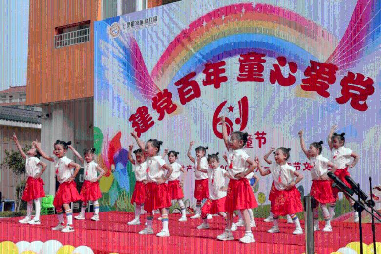 爱心市民为货车司机送上腊八粥:“曾经也是司机,知道他们辛苦”