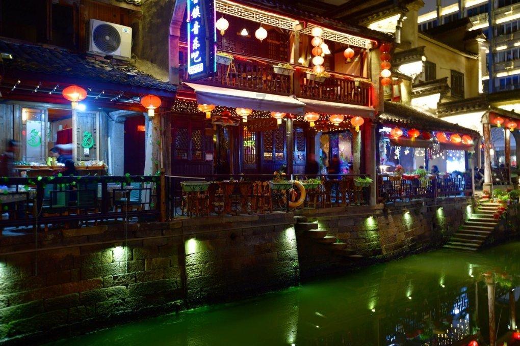 自治区十三届人大二次会议隆重开幕 梁言顺主持 张雨浦作政府工作报告 陈雍崔波庄严出席